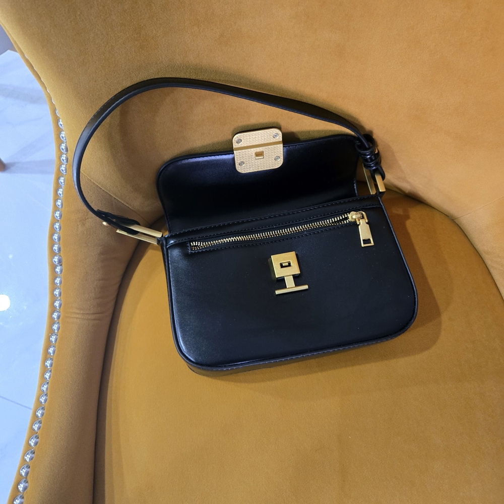 Elegant Black Leather Shoulder Bag - Picture 2 of 3